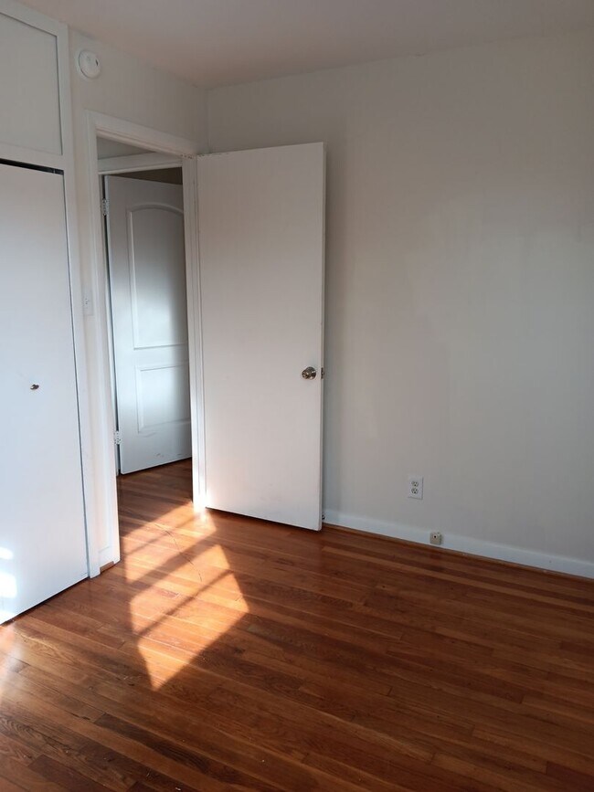 Building Photo - 3 BR Belmont Home with Fenced in Yard!