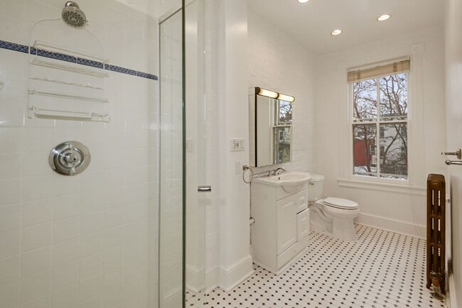 Building Photo - 3 Bed 2.5 Bathroom - Capitol Hill Rowhome - Driveway For Parking