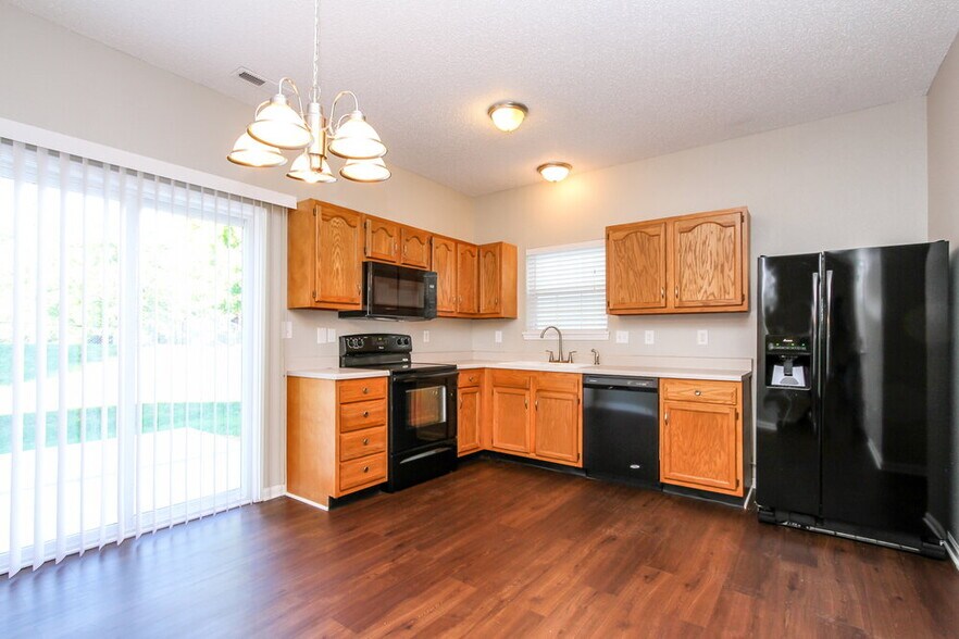 Building Photo - 8020 Lake Tree Cir