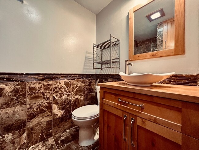 Building Photo - Renovated Uptown District Top Floor Condo in the Hillcrest