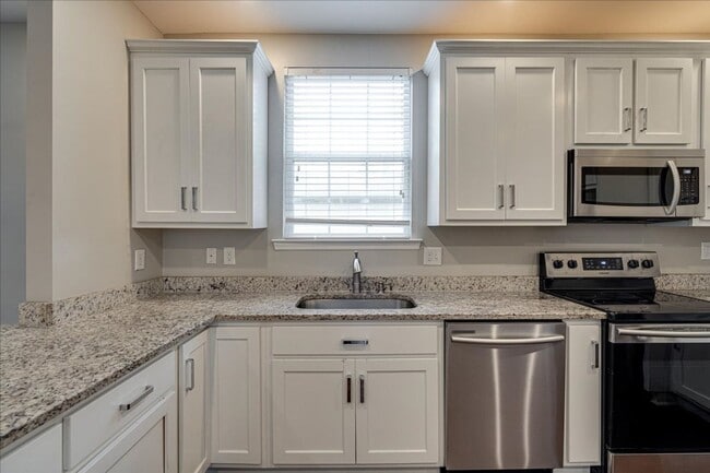 Building Photo - Charming 1920 renovated home!