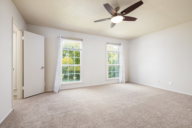 Building Photo - 1940 Leslie Dr