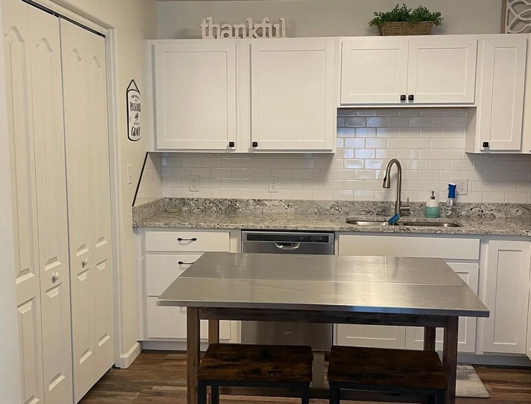 Kitchen - 657 Trinity Way