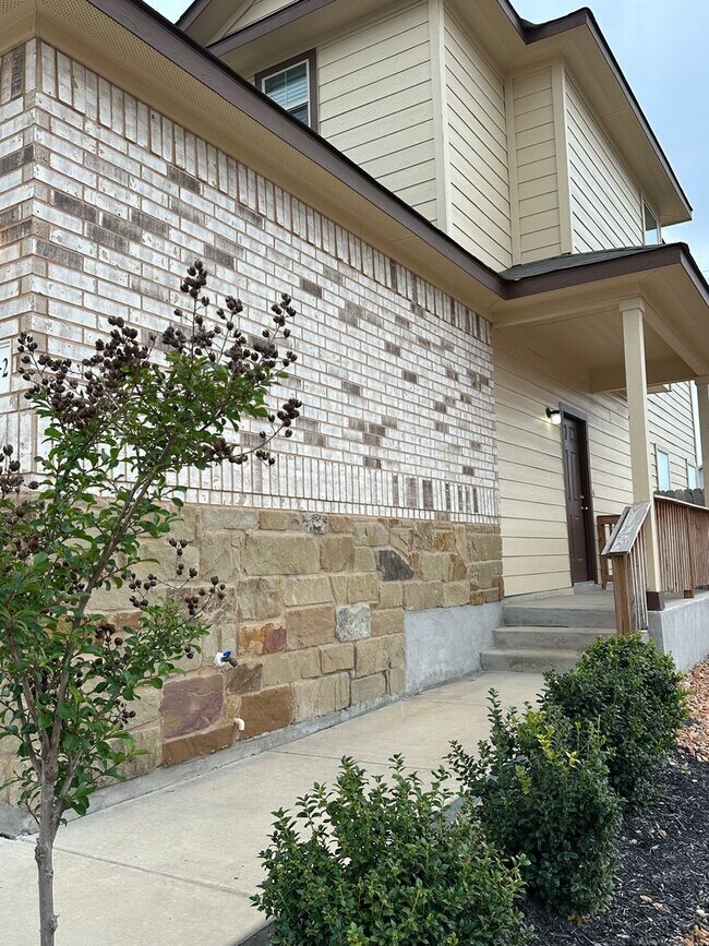 Building Photo - Luxury Townhome