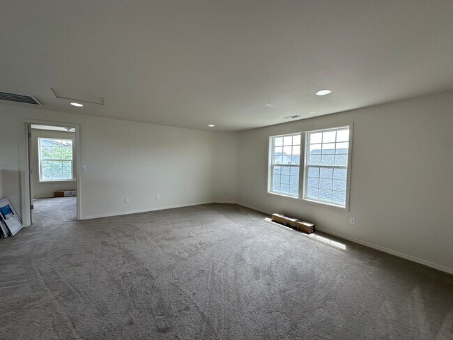Building Photo - 3 bedroom 2.5 bath off Rd 100