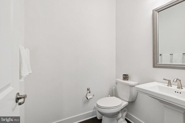 Building Photo - 2 Dogleg Ln