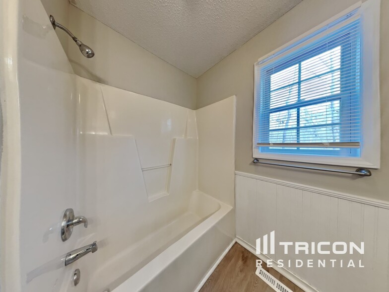 Building Photo - 3008 Brittany Dr