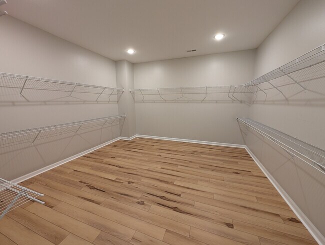 Building Photo - Room in House on Stone Mountain Dr