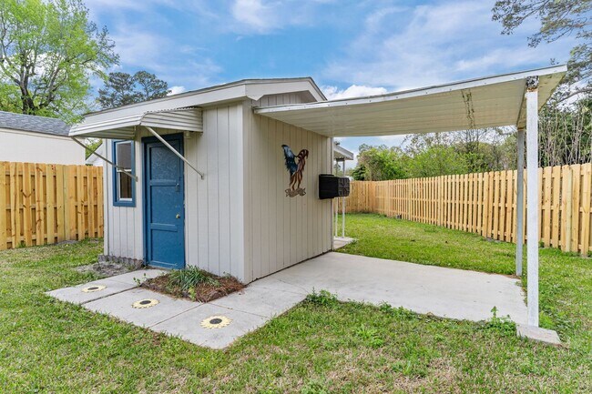 Building Photo - Pet-Friendly | Large Fenced Yard in North Wilmington