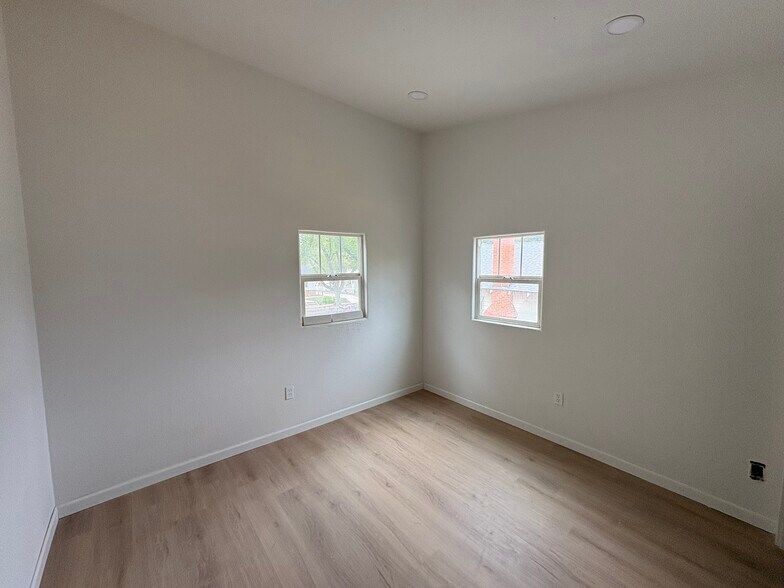 Bedroom with high ceilings (2nd floor) - 214 Kimble St