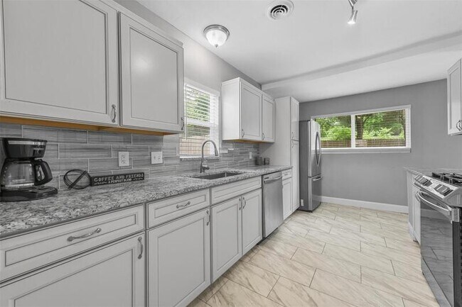 Building Photo - 6209 Calmont Ave