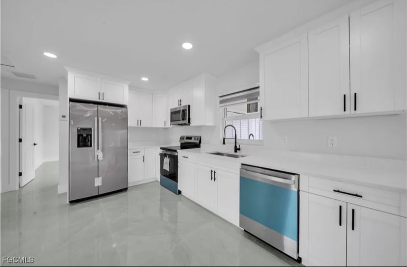 Building Photo - 820 Hibiscus Ave