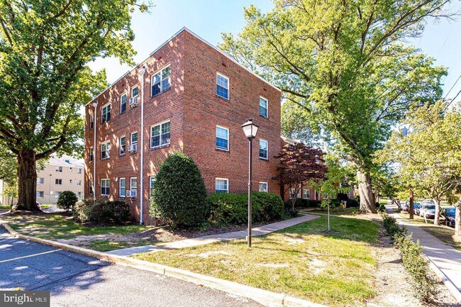 Building Photo - 5226 8th Rd S