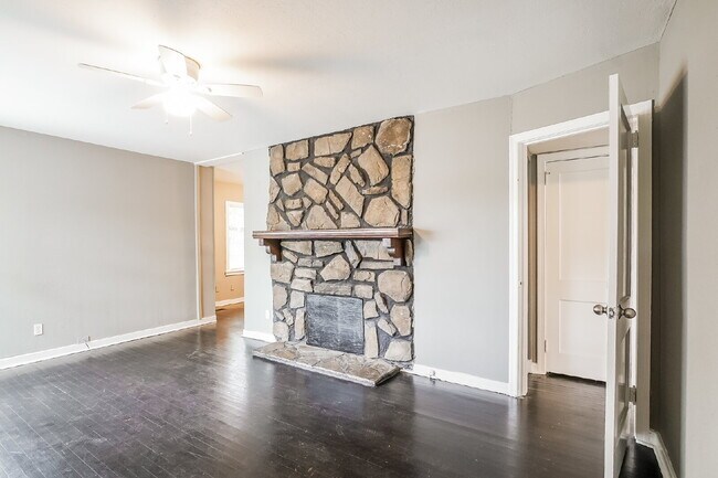 Building Photo - ***** ONE MONTH FREE RENT *****  Recently Remodeled Clean Home for Immediate Move-In Voucher Frie...