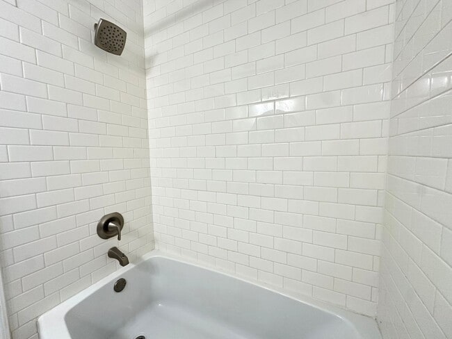 Building Photo - On Island, Close to Historic District & Be...