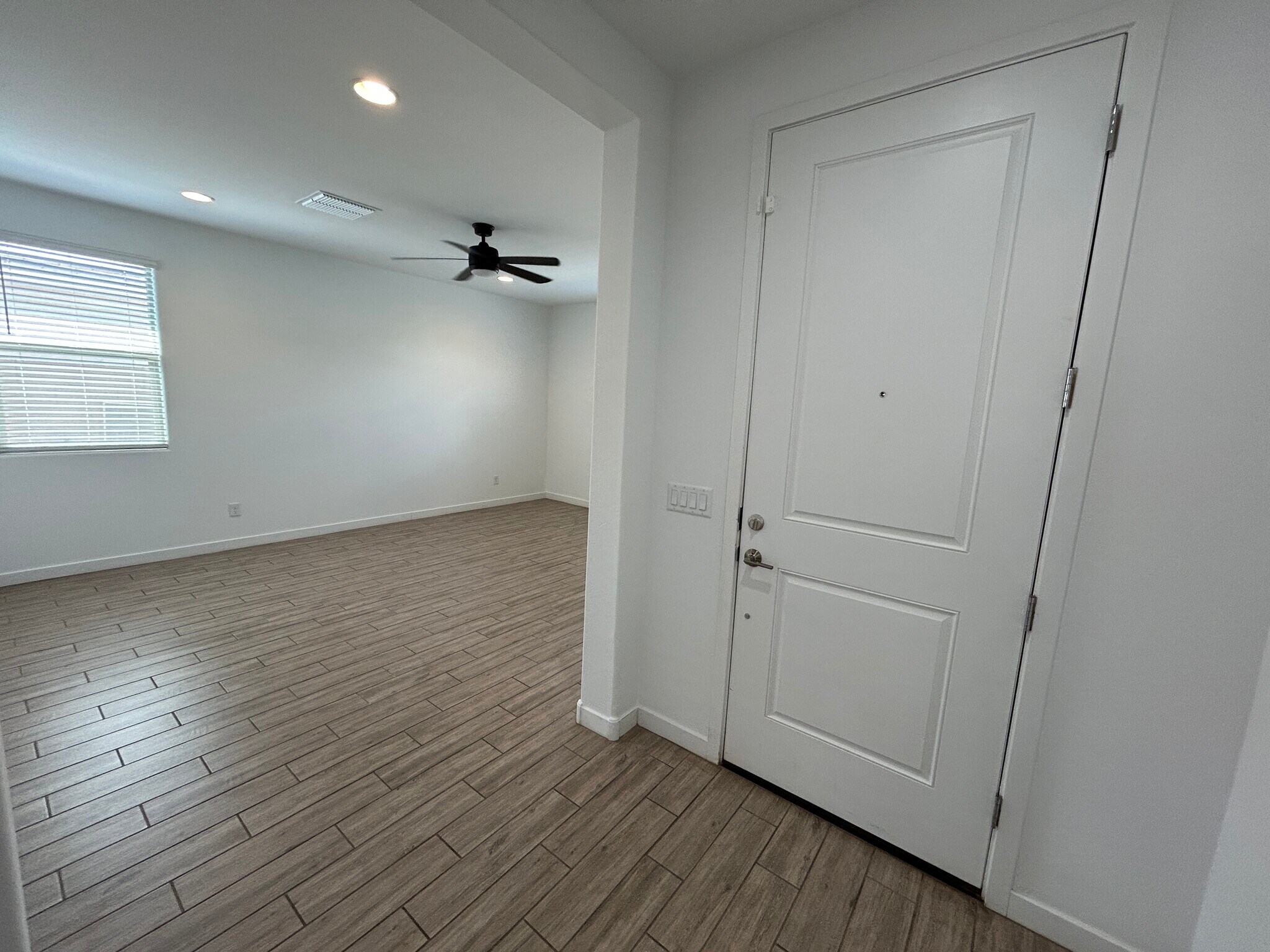 Building Photo - 2241 E Meadowview Ct