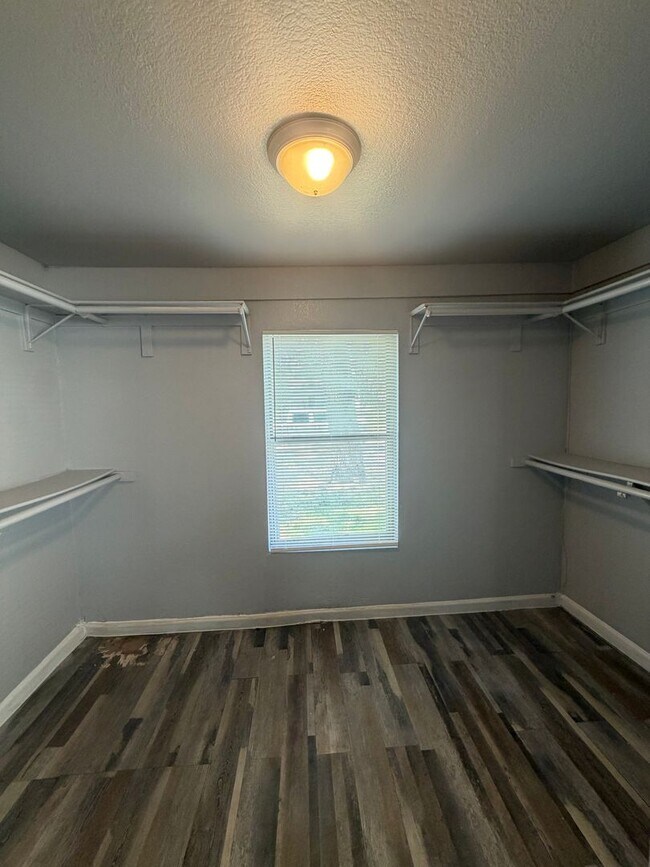 Building Photo - 3 Bedroom, 1 Bathroom Single-Family Home – Fort Worth, TX 76105