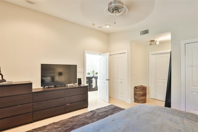 Building Photo - 3315 W Harbor View Ave