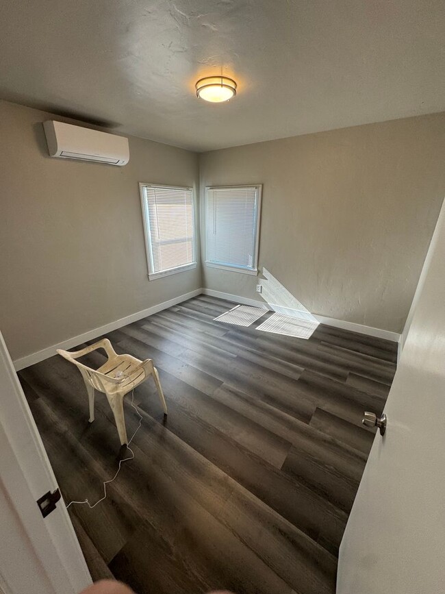 Building Photo - BEAUTIFUL UPDATED DUPLEX 2 BED & ONE BATH!