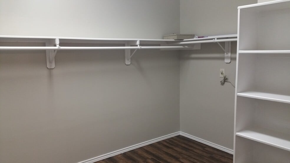 Master Closet - 5623 Wagon Wheel Ln