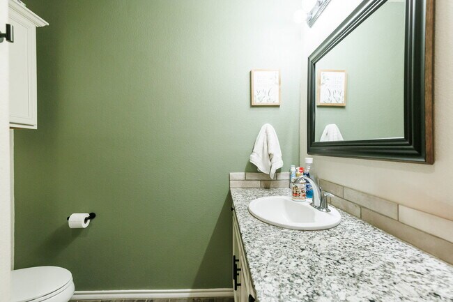 Building Photo - Wonderful 3 bed, 2 bath in Milwaukee Ridge!