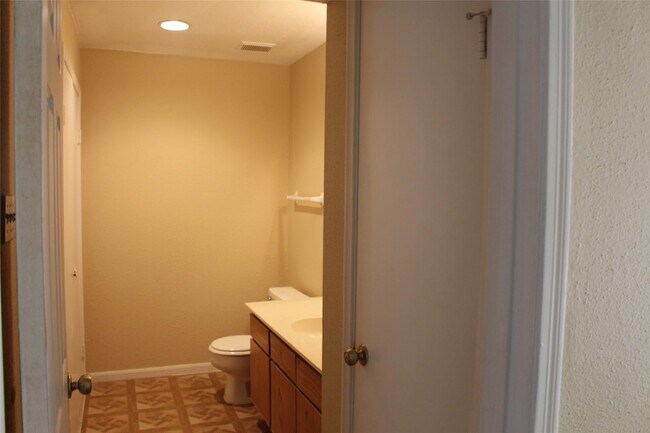 Building Photo - 16111 Aspenglenn Dr