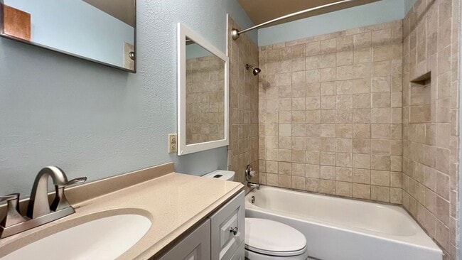 Building Photo - 2/1 Cottage in Great Location!