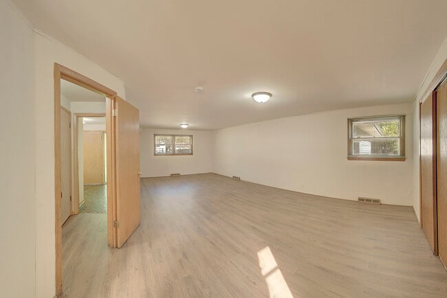 Building Photo - 10001 S Komensky Ave