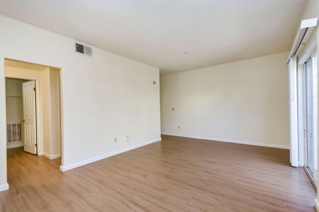 Building Photo - Large 2 Bed/2 Bath San Mateo condo near downtown with two parking spaces. YouTube Tour!!