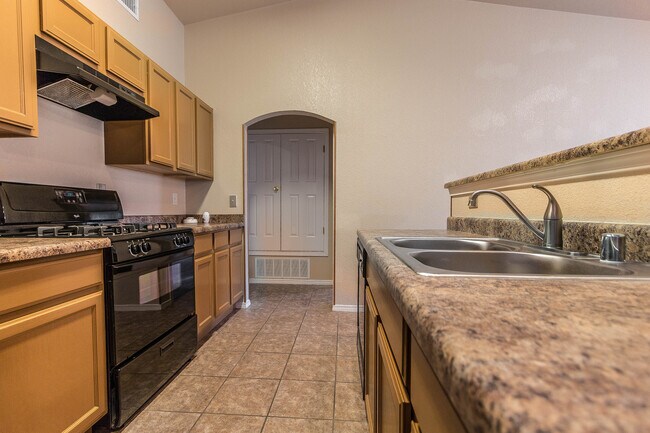 Building Photo - 3 bedroom 2 bath home in Northeast El Paso (nearby Fort Bliss)