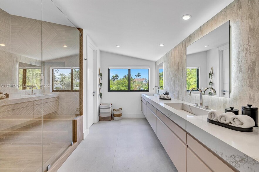 Building Photo - 1351 S Venetian Way
