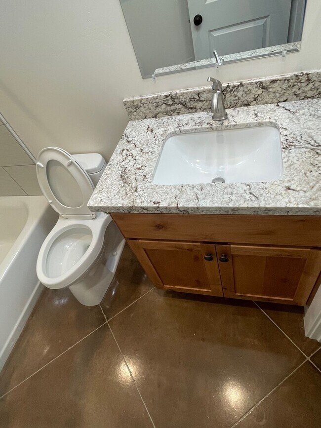 Building Photo - 126 W 20th St