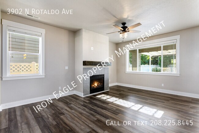 Building Photo - 3902 N Rotaldo Ave