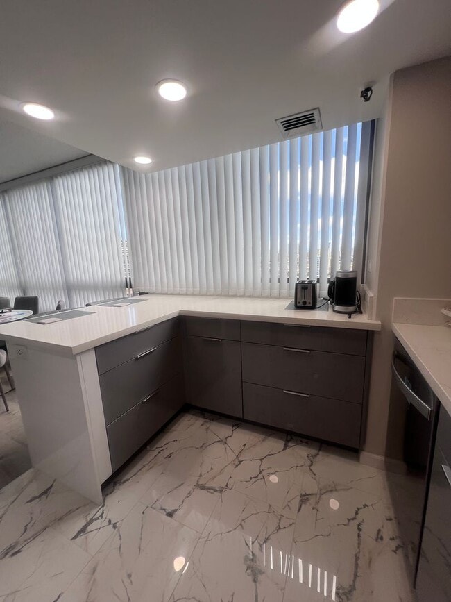 Building Photo - 2 Bedroom, 2 Bath, 2 Parking, AC at Iolani Court Plaza