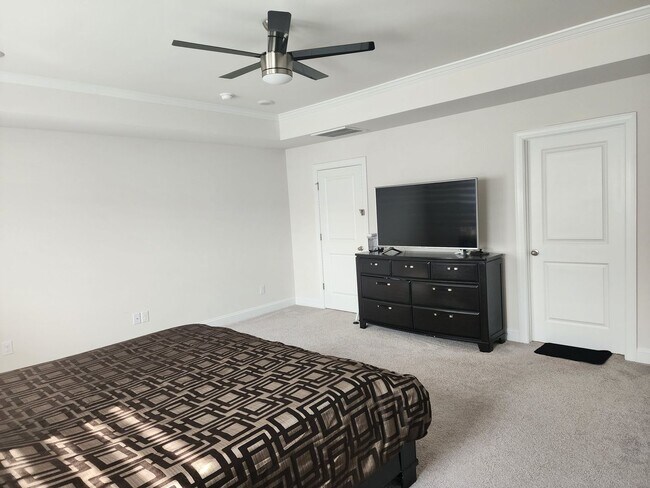Building Photo - Like New Single Family Home minutes from B...