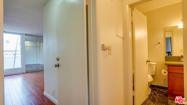 Building Photo - 425 S Kenmore Ave