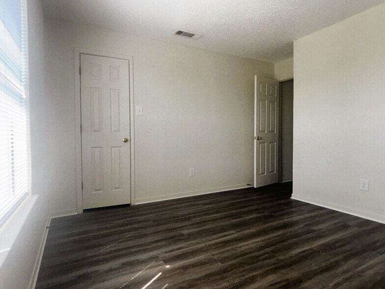 Building Photo - 1307 Monroe Loop