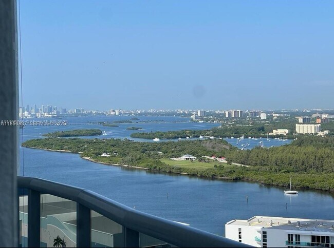 Building Photo - 15811 Collins Ave