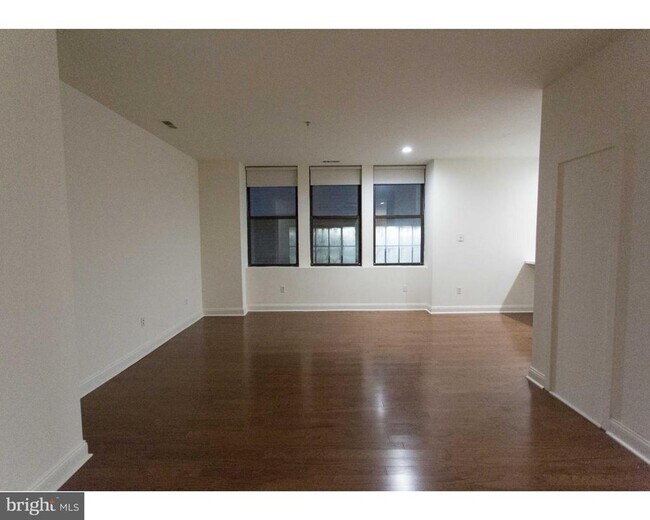 Building Photo - 220 S 16th St