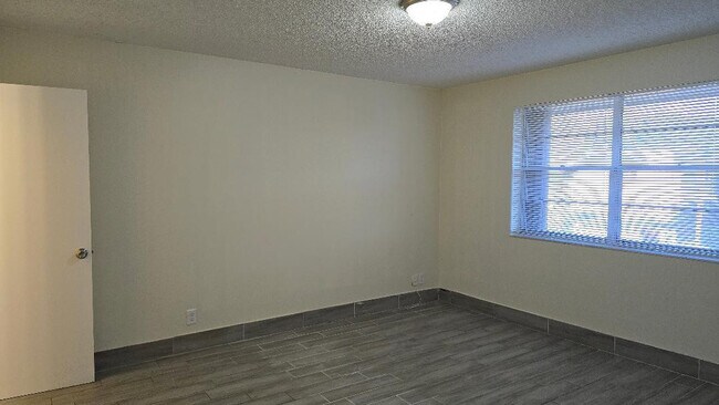 Building Photo - 2810 Riverside Dr