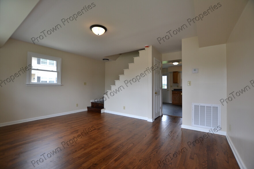 Building Photo - 11 E Zarley Blvd