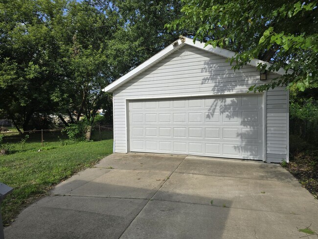 Building Photo - 15126 Oldham St