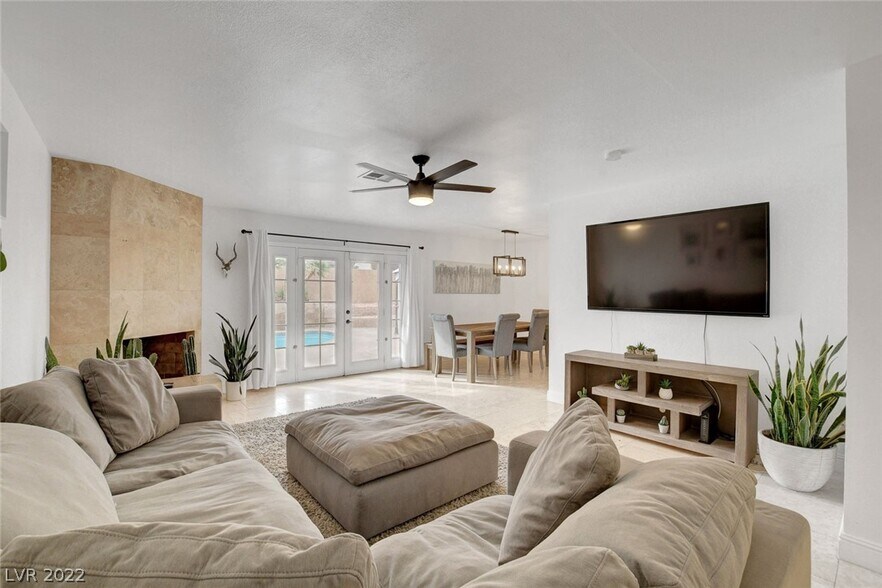 Living Room - 3112 La Mesa Dr