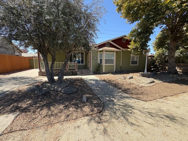 Building Photo - 1085 E Academy Ave