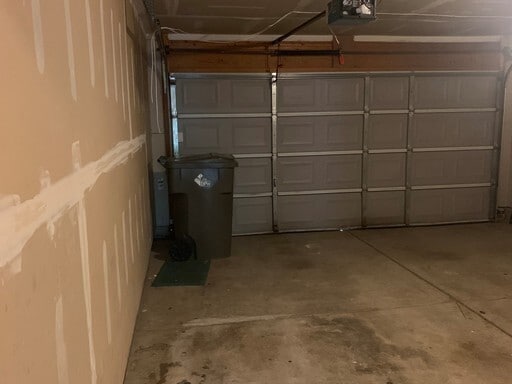Building Photo - Huge 4 Bedroom 2 bath House with Garage