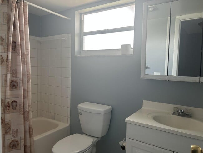 Building Photo - 729 Lori Dr