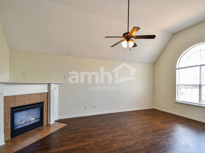 Building Photo - 4288 Genevieve Dr
