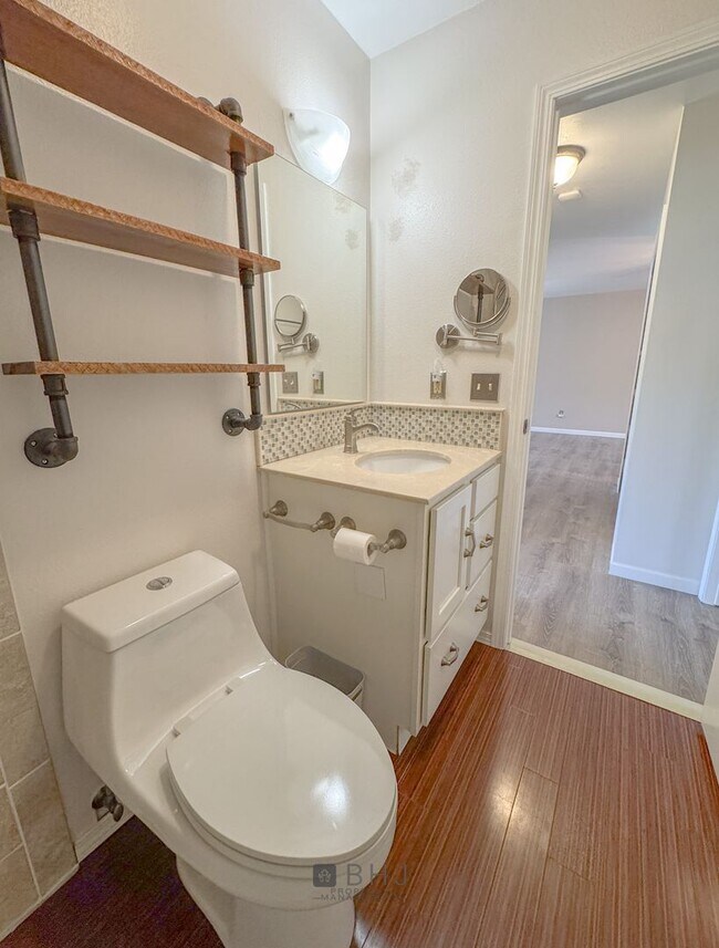 Building Photo - NEWLY UPDATED 2 BED/ 1 BATH SINGLE FAMILY ...