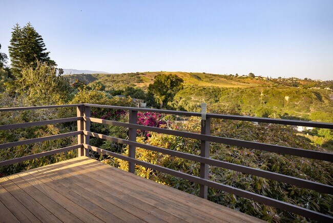 Building Photo - Coastal cottage in prime location and exceptional views!