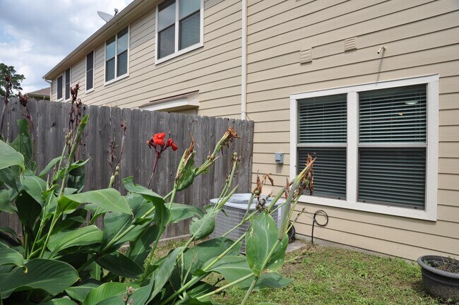 Building Photo - 16025 Summerville Lake Dr
